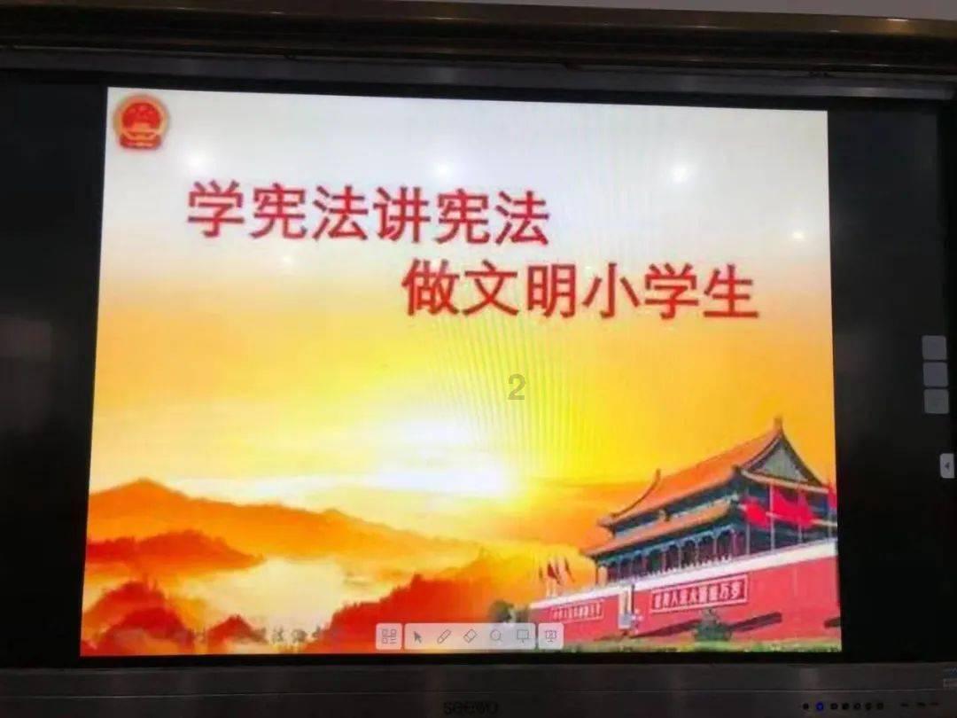 突然脸上长一脸这些东西！有点痒，请问这是什么？(我平常是不怎么长痘的)游戏画面