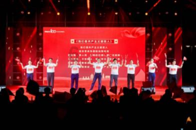 男孩游乐场误食玩具沙 被女子及时制止 拍摄者:担心沙子有毒