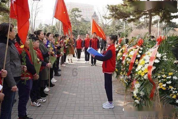我们收集了易拉罐和饮料瓶，易拉罐有6个，每个都是0.12元，一共卖了1.8元。饮料瓶有几个？游戏画面