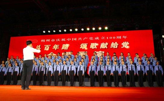 女朋友洗好头穿好裙子等我而我去彩排了回来 时他生气了怎么办？