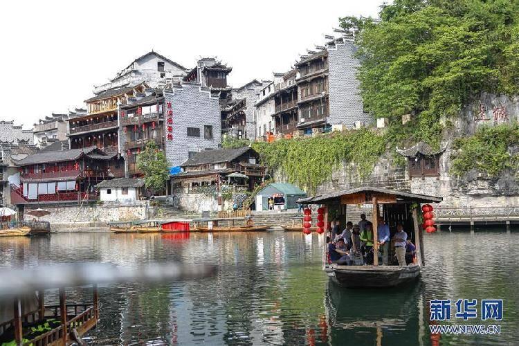 今天下雨了,我出去,站在台阶上,发现下面有积水。我拍了张照片。大家说以大家的角度来看建议我淌过去吗-最佳问答平台